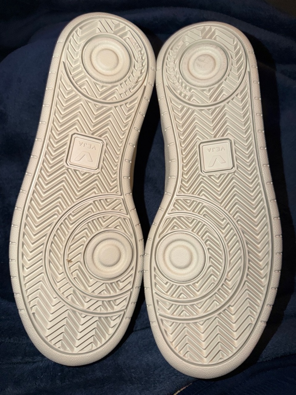Veja White Sneakers V-12 Leather
sz 41 - Picture 12 of 14